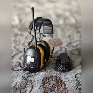 3M Tekk Headphones Hearing Protection Work Tunes AM/FM Radio Tuner Yellow Black